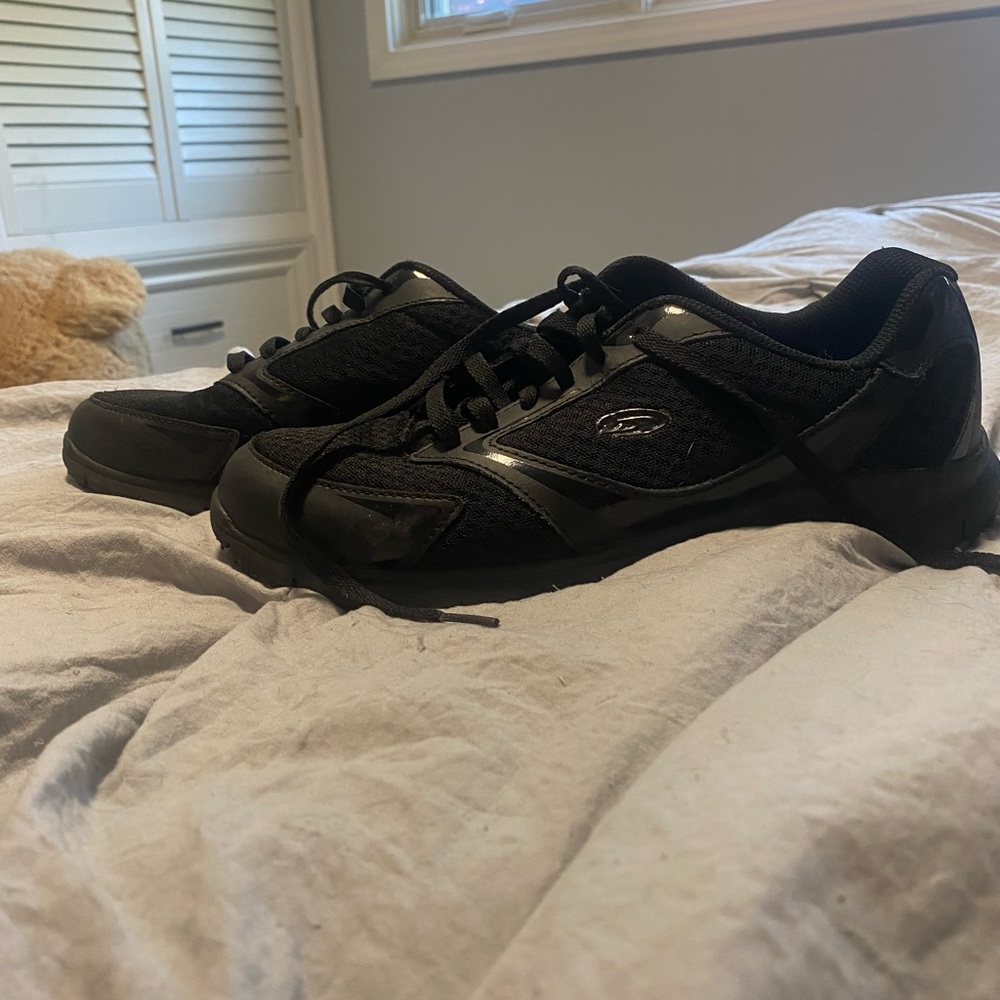 Black sketcher’s tennis shoes